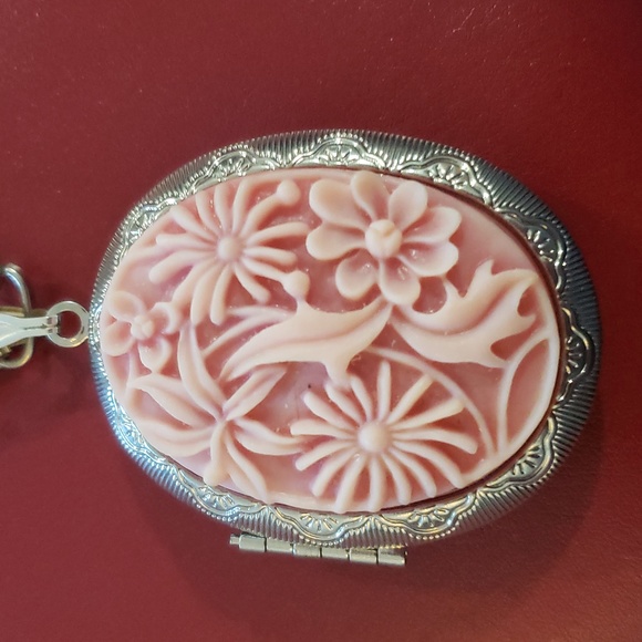 Locket - Picture 2 of 5